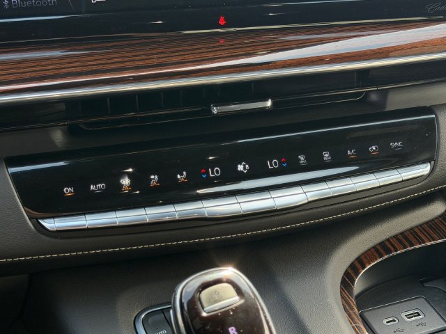 Used 2022 Cadillac Escalade Premium Luxury AWD/4WD image 25