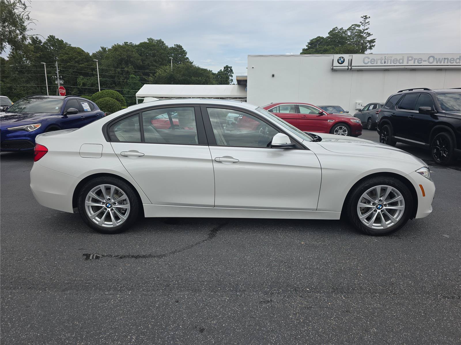 Used 2018 BMW 320i Sedan RWD image 2