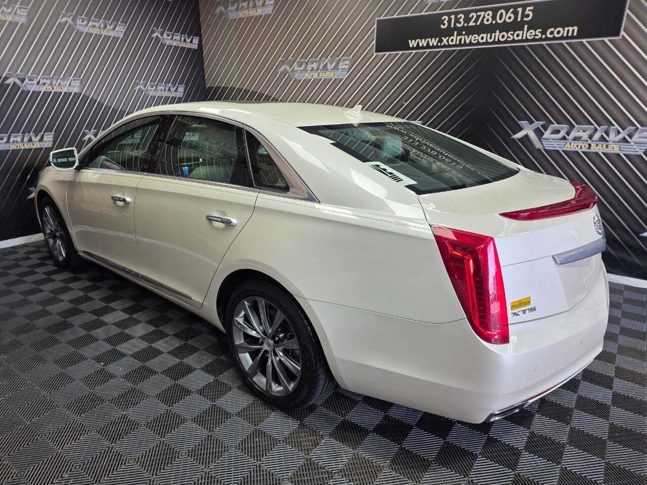 Used 2013 Cadillac XTS Luxury w/ Driver Awareness Package FWD image 9