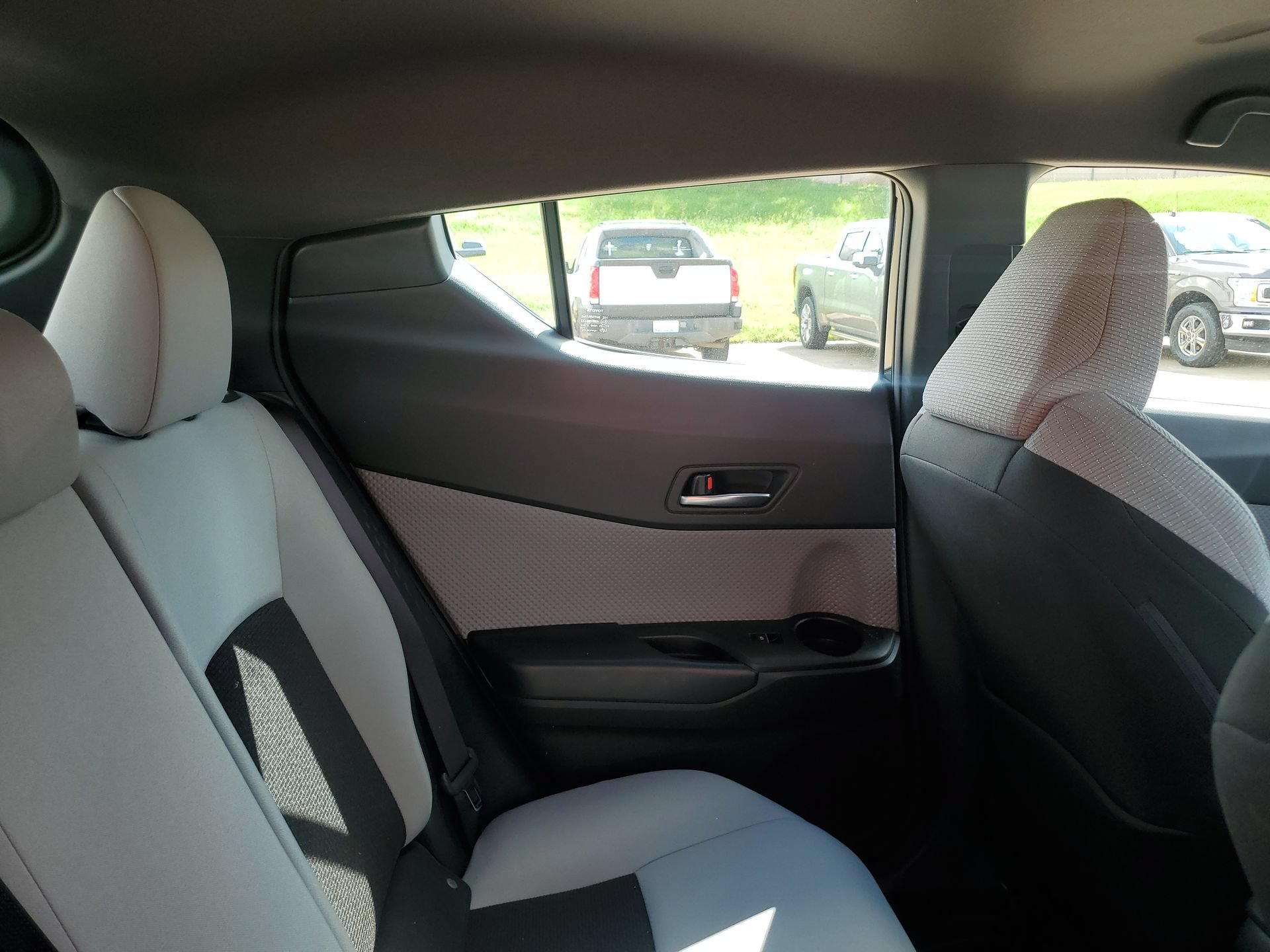 Used 2019 Toyota C-HR XLE FWD image 32
