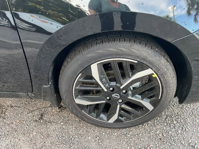 New 2025 Nissan Versa SR w/ Trunk Package FWD image 13