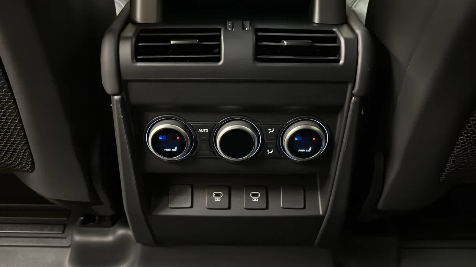 Used 2024 Land Rover Defender 110 X-Dynamic SE AWD/4WD image 26