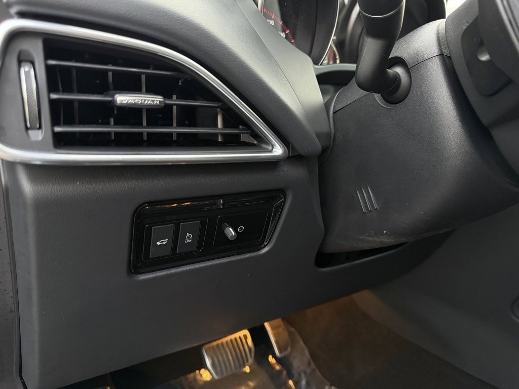 Used 2020 Jaguar F-PACE Premium image 15