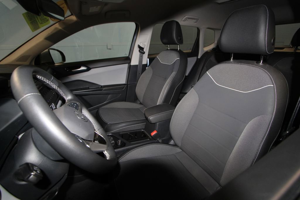 Used 2024 Volkswagen Taos SE image 4