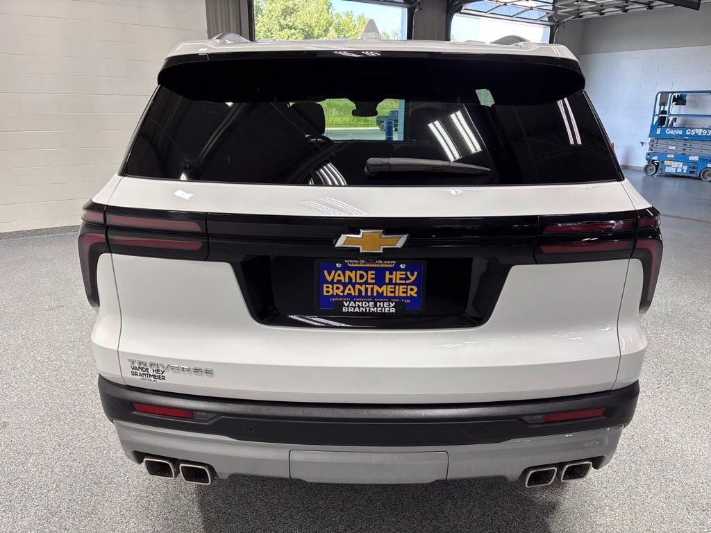 Used 2026 Chevrolet Traverse LT FWD image 6