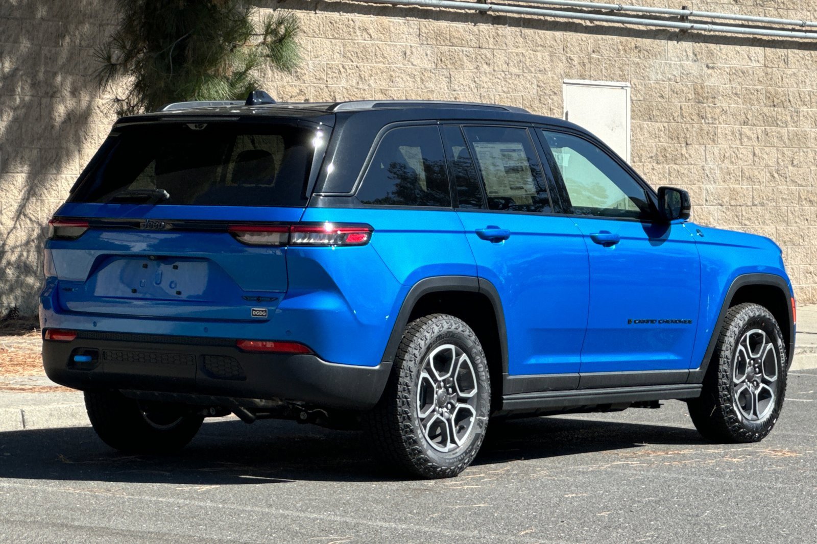 New 2023 Jeep Grand Cherokee Trailhawk w/ Advanced Protech Group II image 3