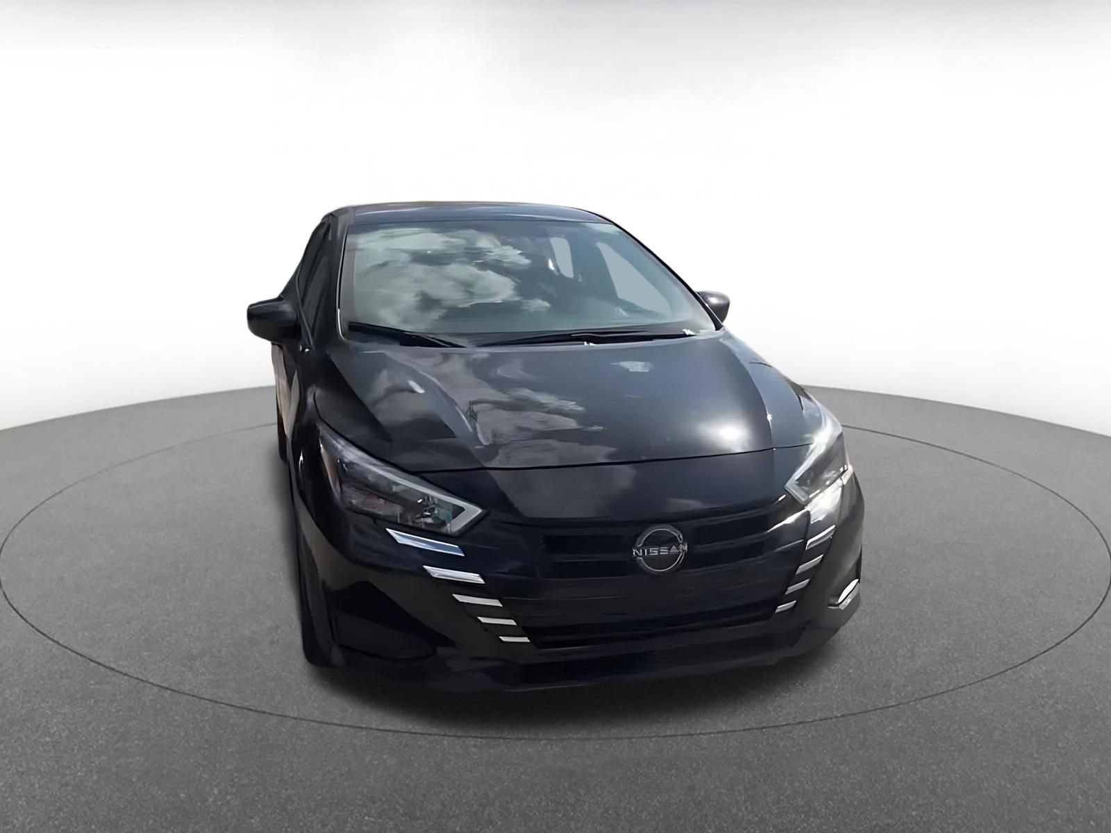 Used 2025 Nissan Versa SV image 3