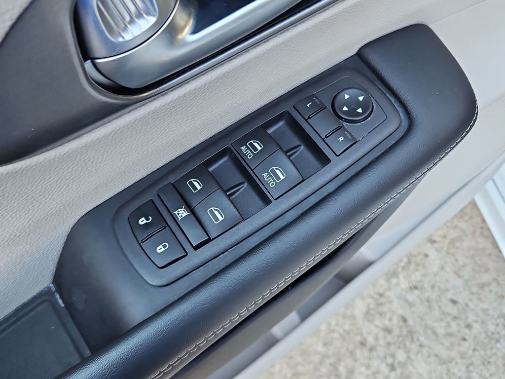 Used 2023 Chrysler Pacifica Touring-L image 25