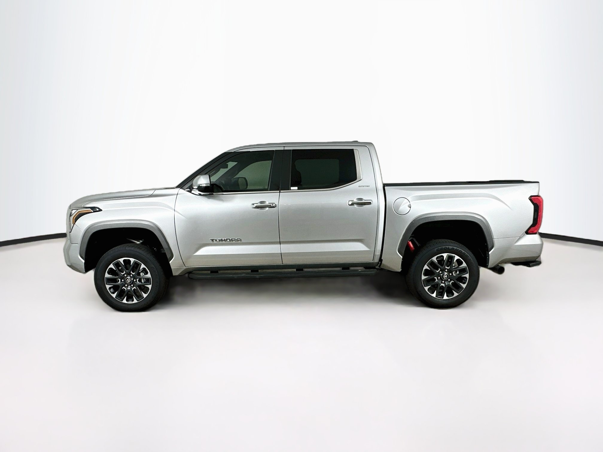 Used 2025 Toyota Tundra Limited AWD/4WD image 4