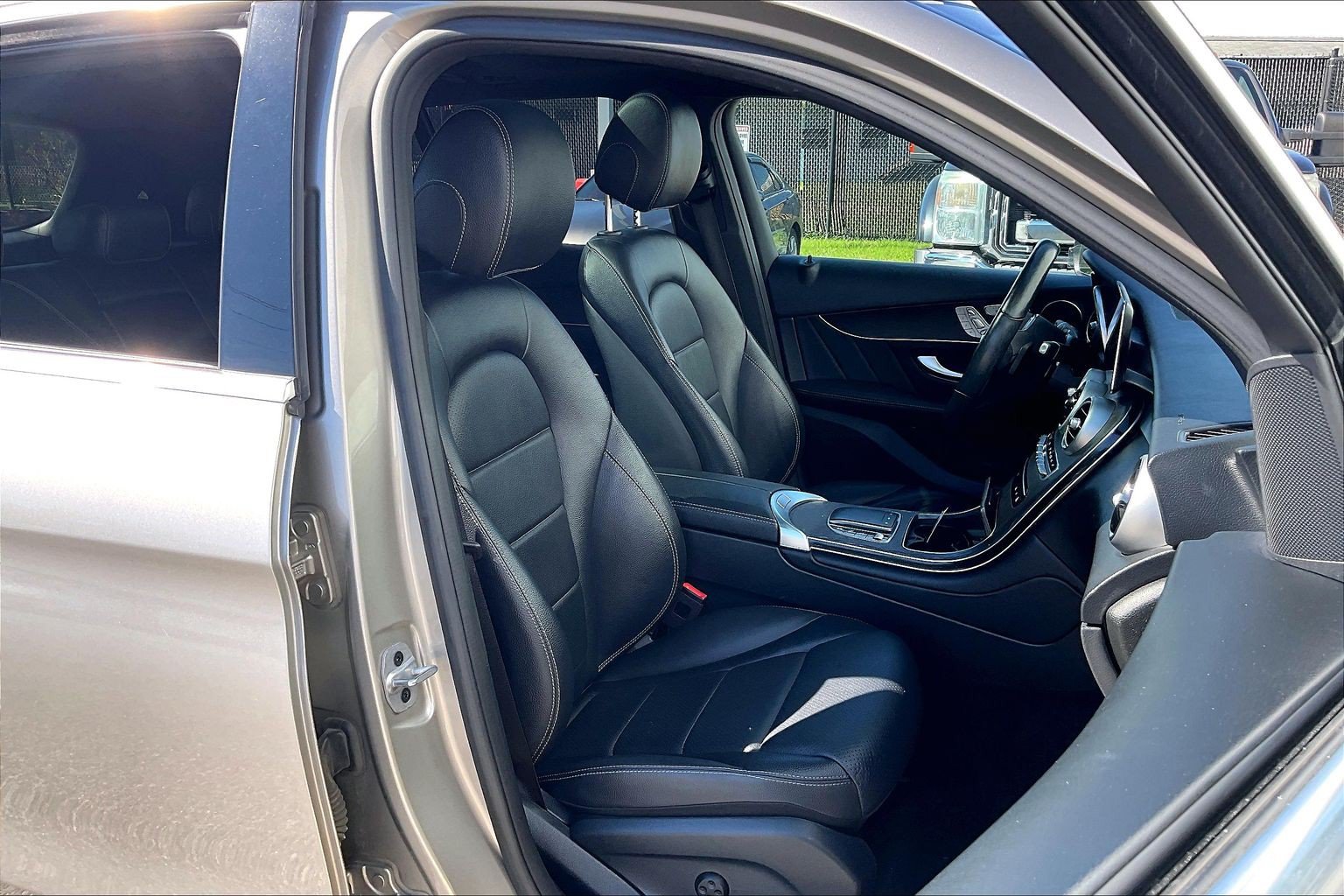 Used 2021 Mercedes-Benz GLC 300 4MATIC image 9