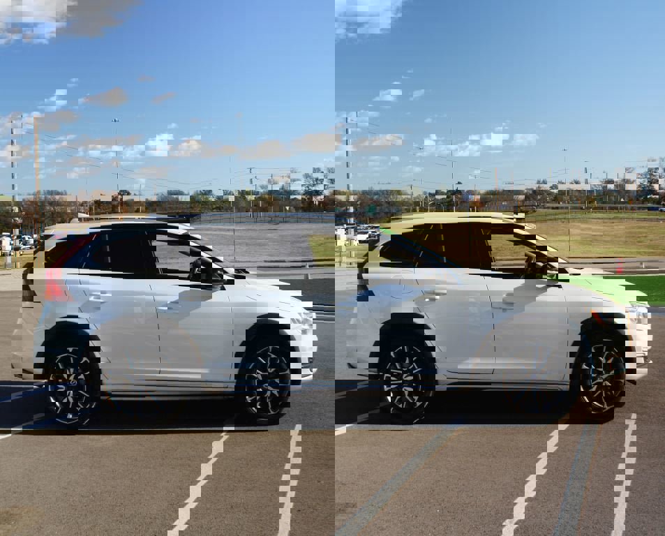 Used 2017 Volvo V60 T5 Cross Country w/ Convenience Package image 20