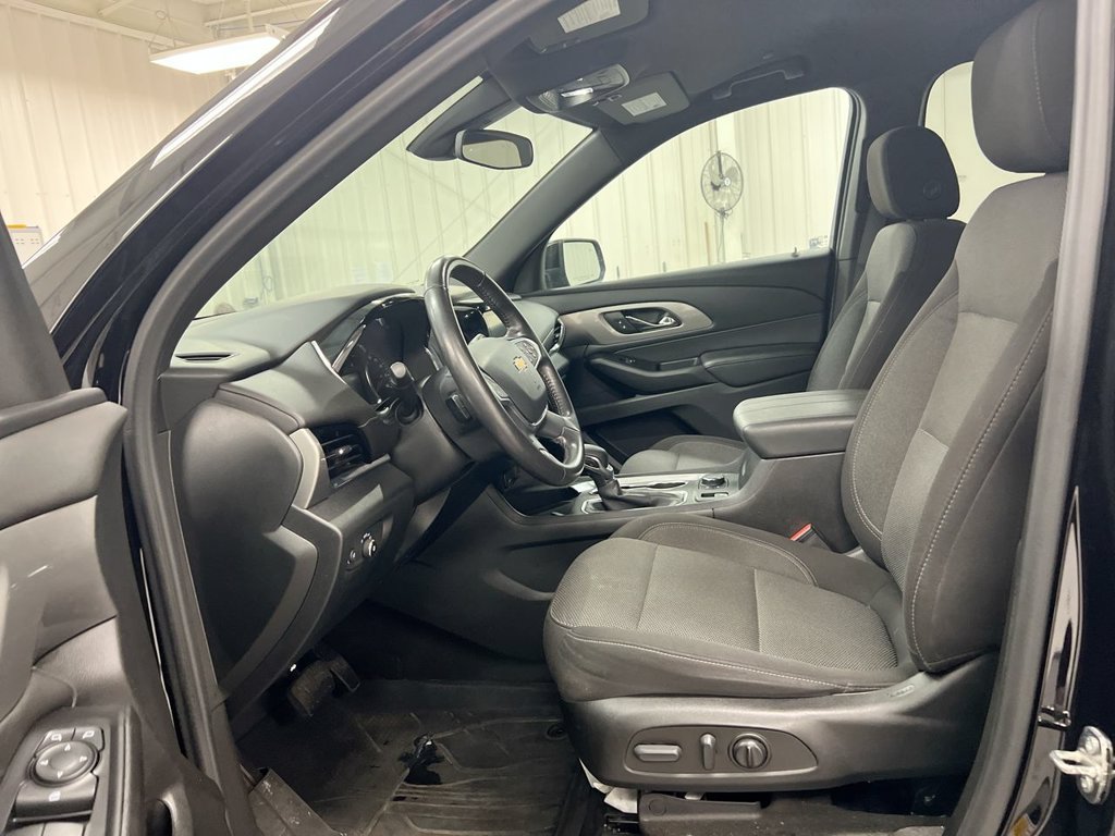 Used 2022 Chevrolet Traverse LT FWD image 18