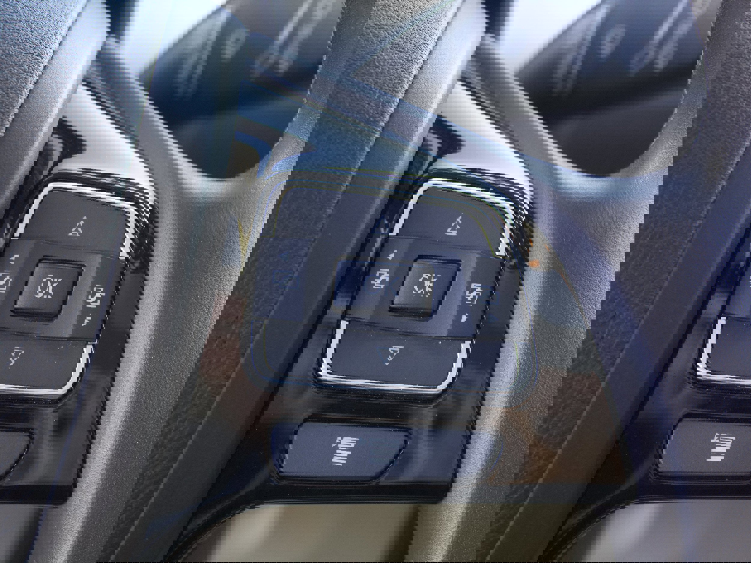 Used 2012 Volkswagen Touareg TDI image 17