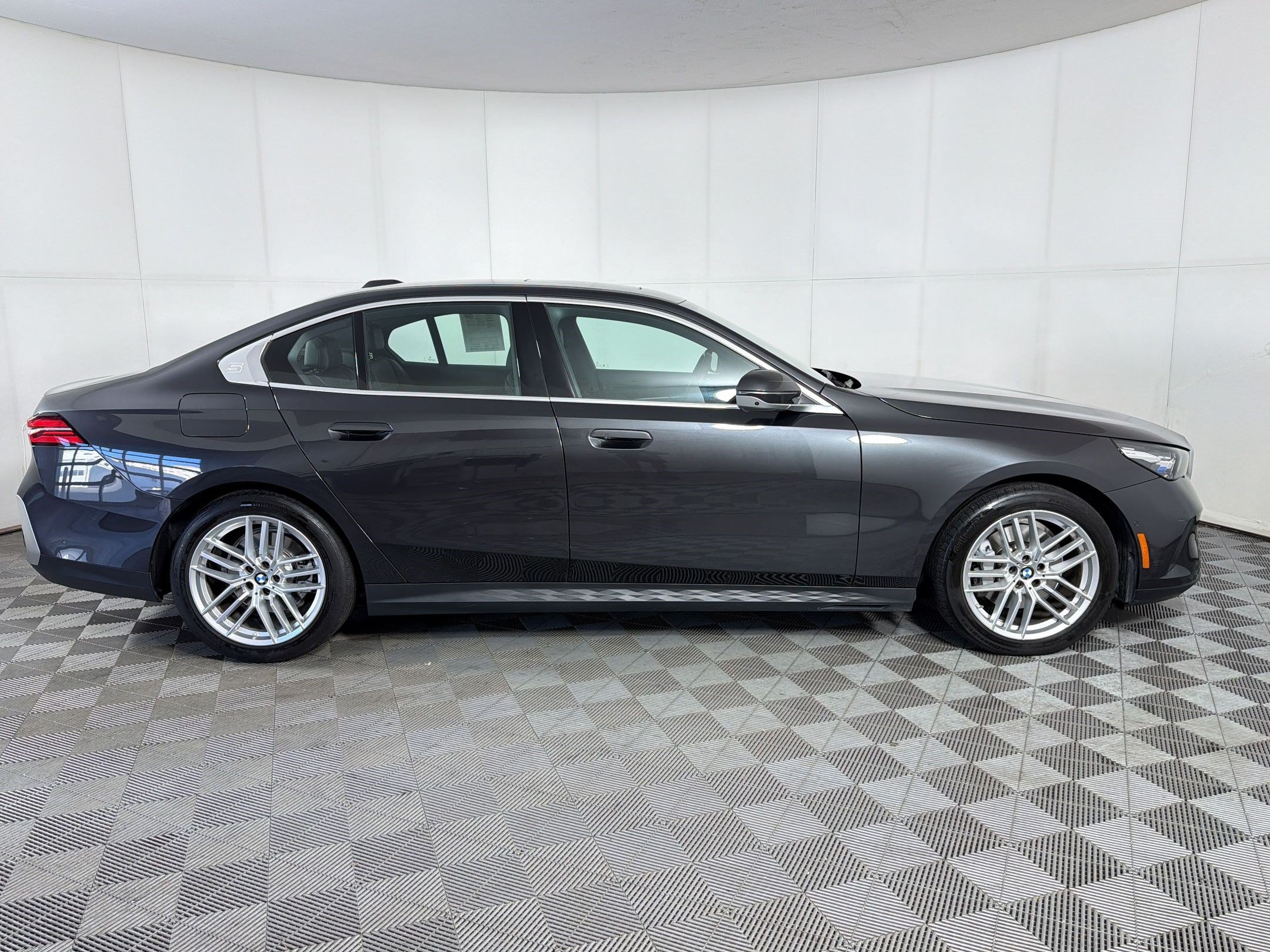 Certified 2025 BMW 530i xDrive w/ Premium Package AWD/4WD image 8
