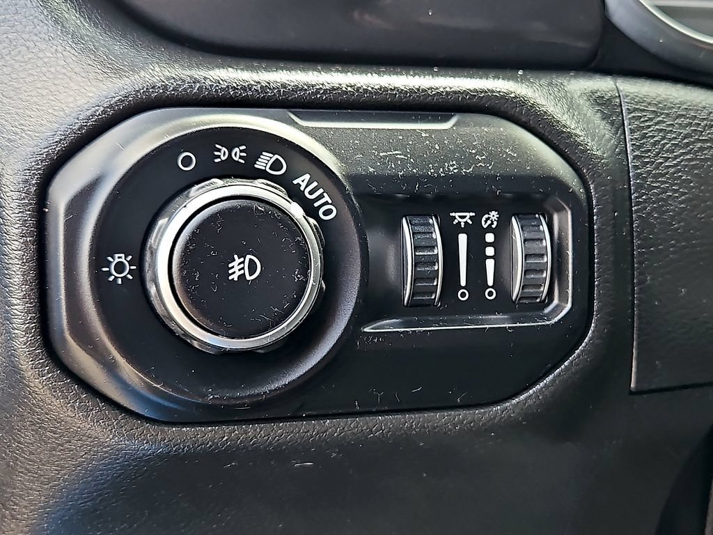 Used 2022 Jeep Wrangler Unlimited Sahara AWD/4WD image 25