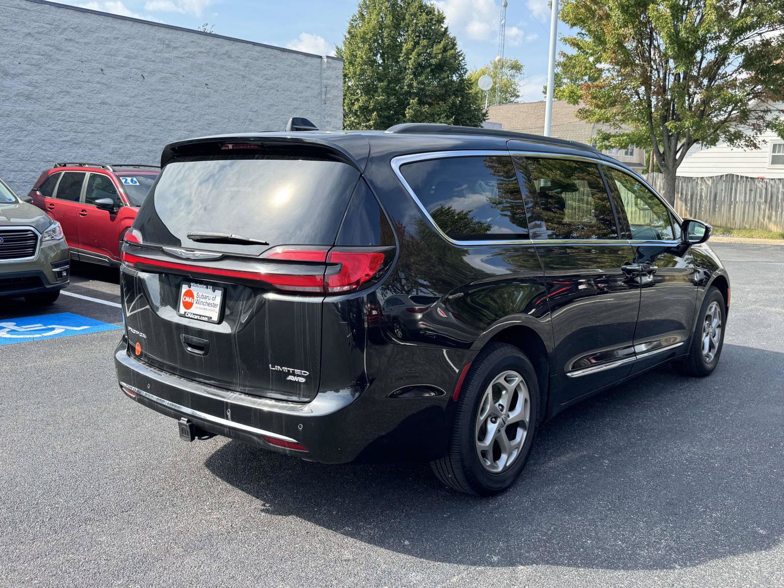 Used 2023 Chrysler Pacifica Limited w/ Uconnect Theater Family Group AWD/4WD image 2