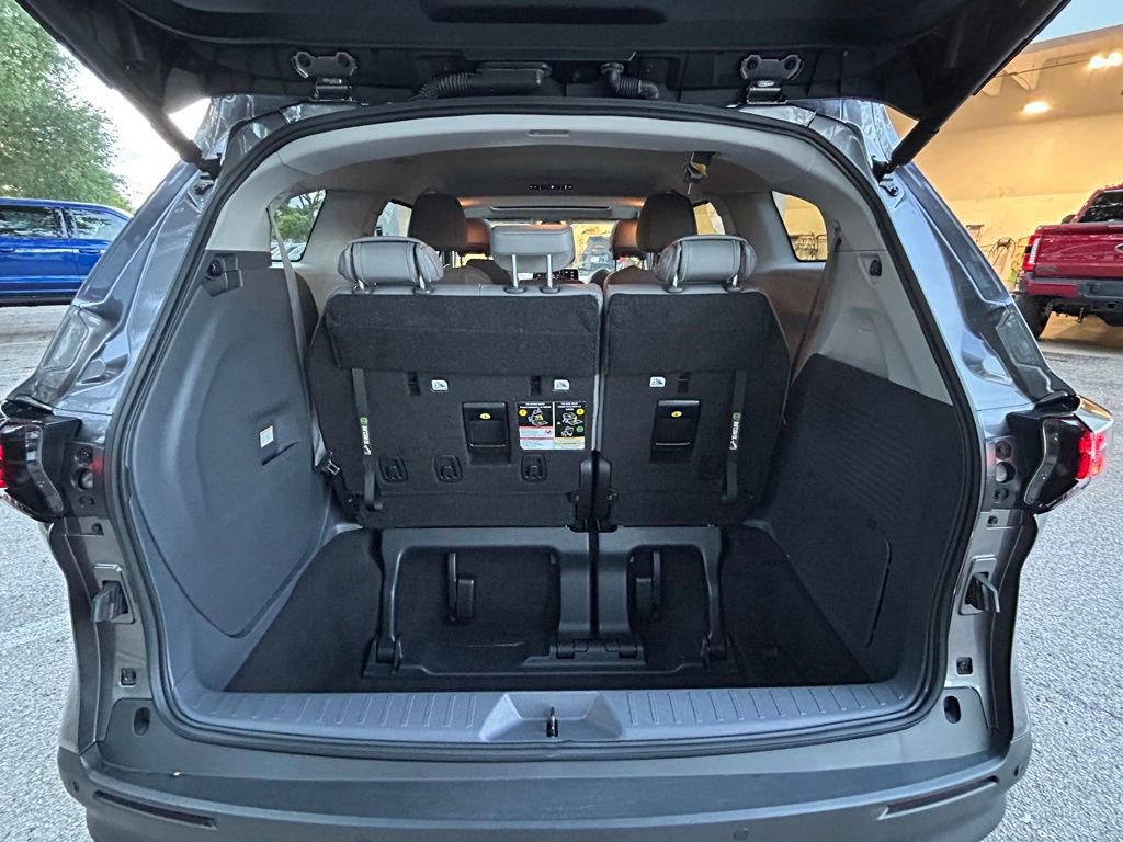 Used 2024 Toyota Sienna XLE image 32