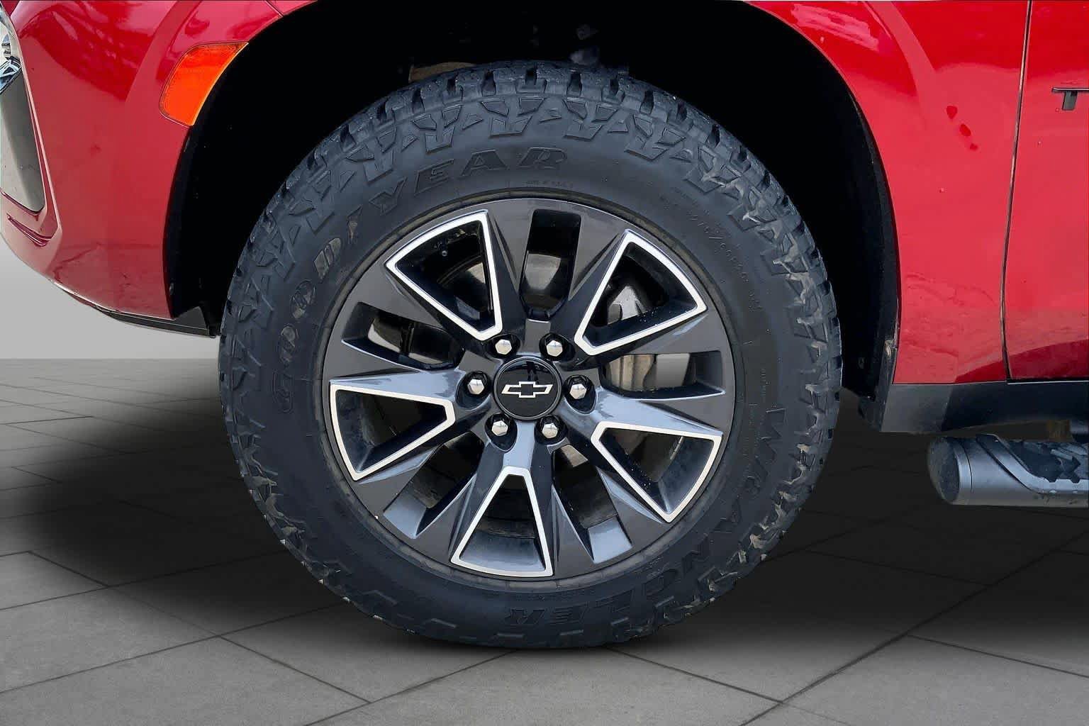 Used 2021 Chevrolet Tahoe Z71 w/ Luxury Package AWD/4WD image 11