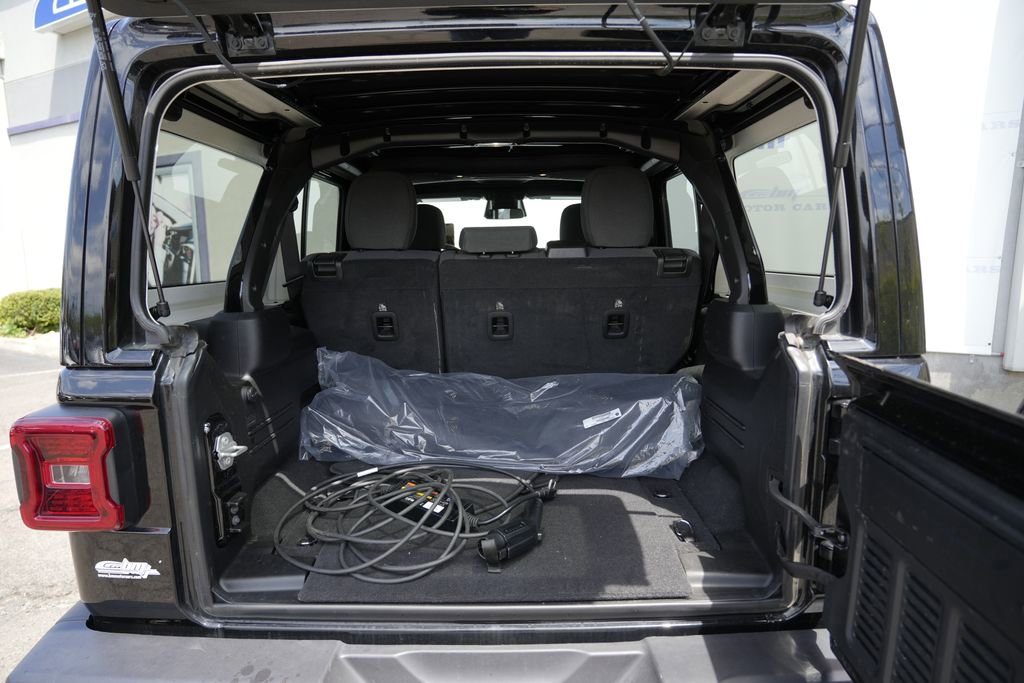 Used 2025 Jeep Wrangler Unlimited Sahara w/ Safety Group AWD/4WD image 17