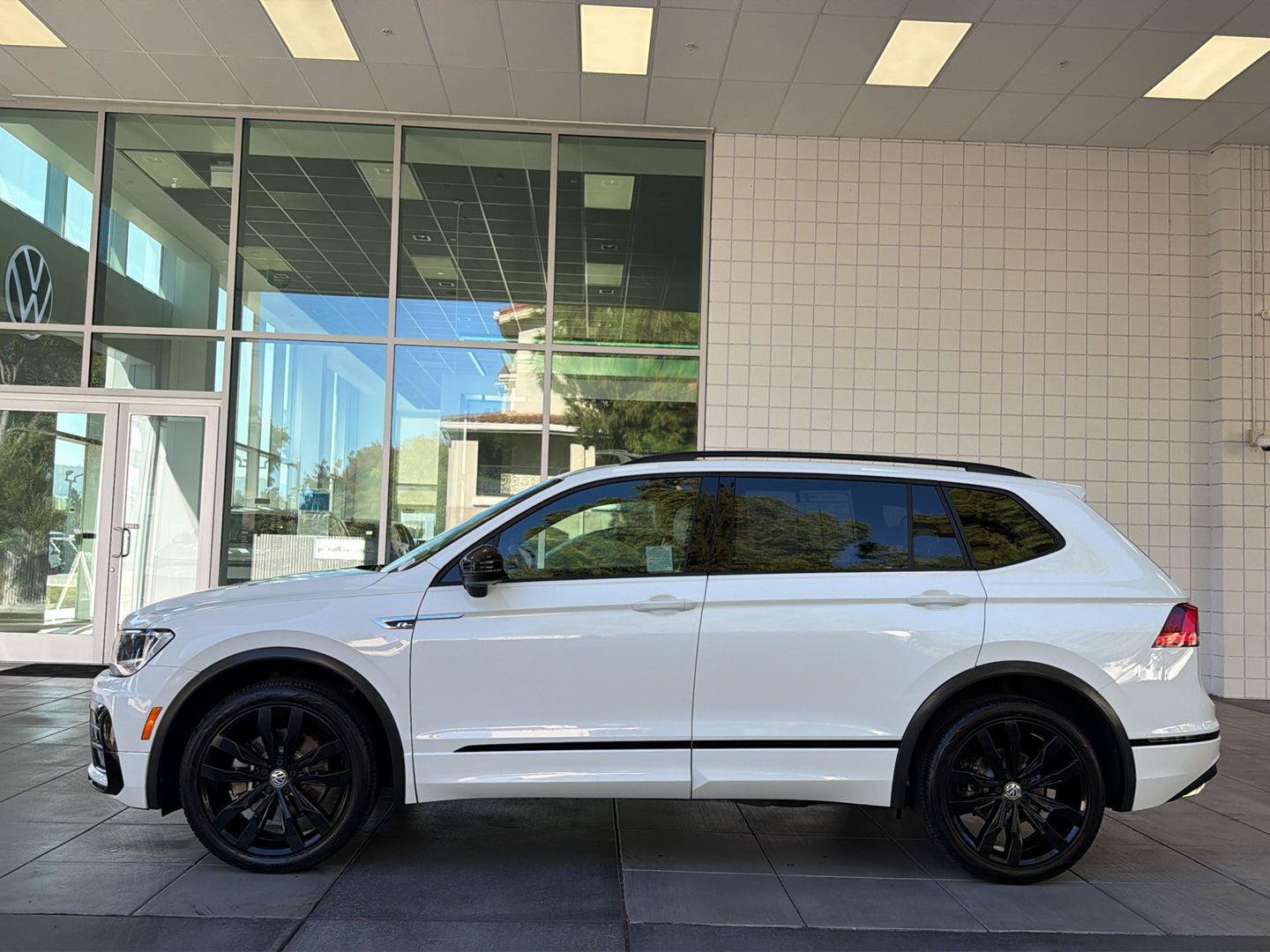 Certified 2021 Volkswagen Tiguan SE R-Line FWD image 2