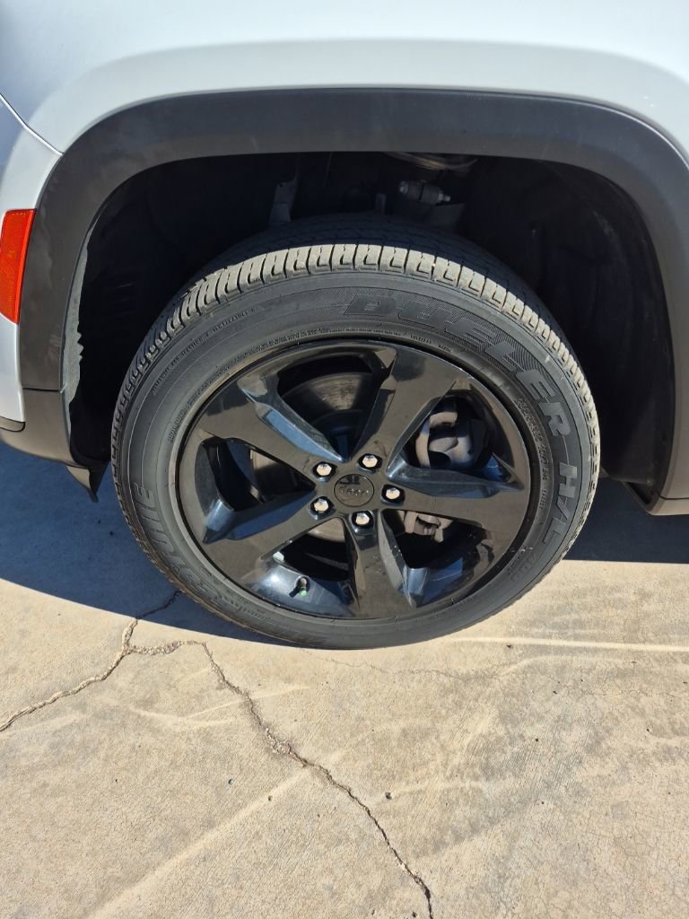 Used 2023 Jeep Grand Cherokee L Altitude AWD/4WD image 9