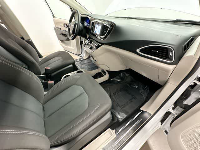 Used 2022 Chrysler Voyager LX FWD image 21