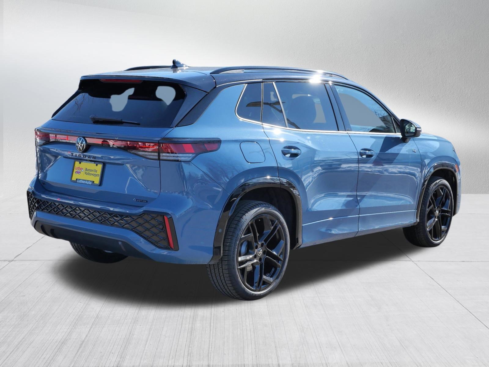 Certified 2025 Volkswagen Tiguan SE R-Line image 7