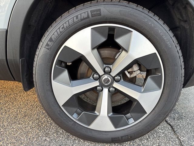 Used 2025 Volvo XC40 B5 Plus AWD/4WD image 10