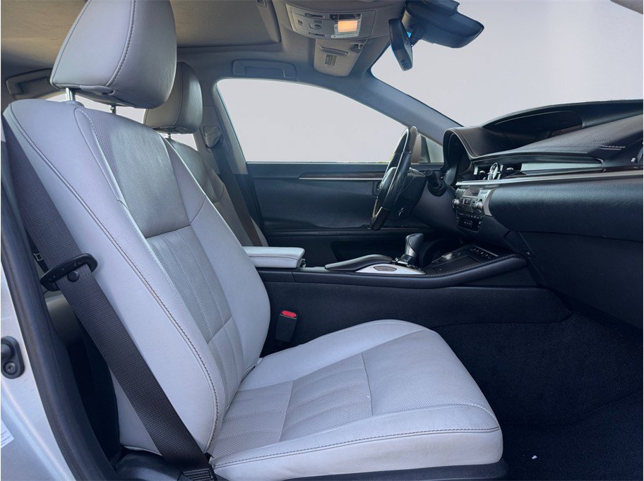 Used 2016 Lexus ES 300h w/ Luxury Package w/Wood Trim FWD image 20