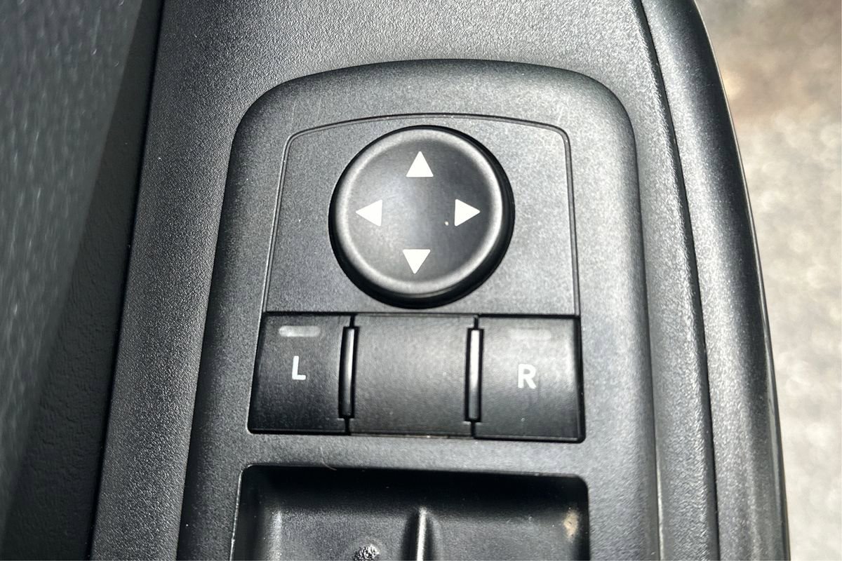 Used 2019 Jeep Cherokee Trailhawk w/ Cold Weather Group image 39