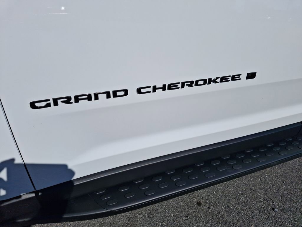New 2025 Jeep Grand Cherokee Limited w/ Black Appearance Package image 31