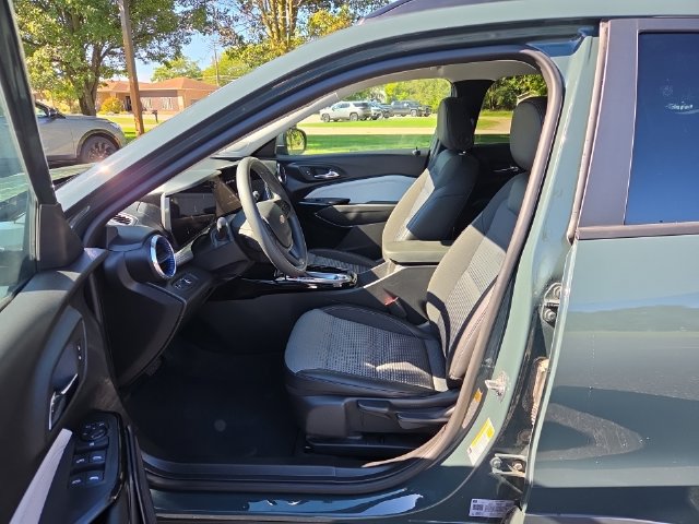 Used 2025 Chevrolet Trax LT FWD image 11