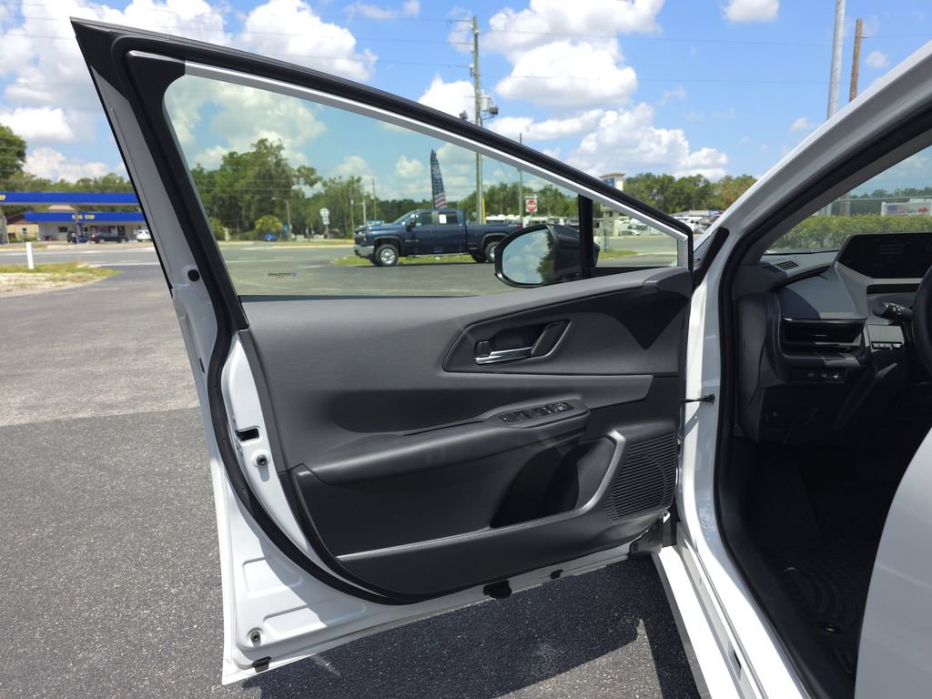 Used 2024 Toyota Prius XLE FWD image 9