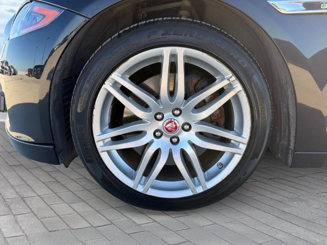 Used 2019 Jaguar XJ R-Sport RWD image 9