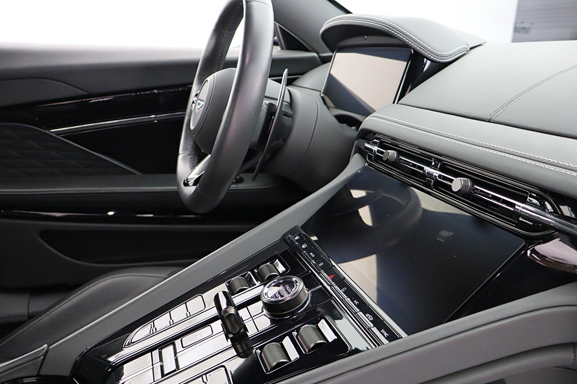 Used 2024 Aston Martin DB12 Coupe RWD image 32