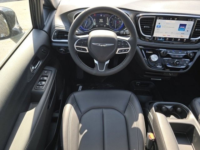 New 2026 Chrysler Pacifica Select image 3