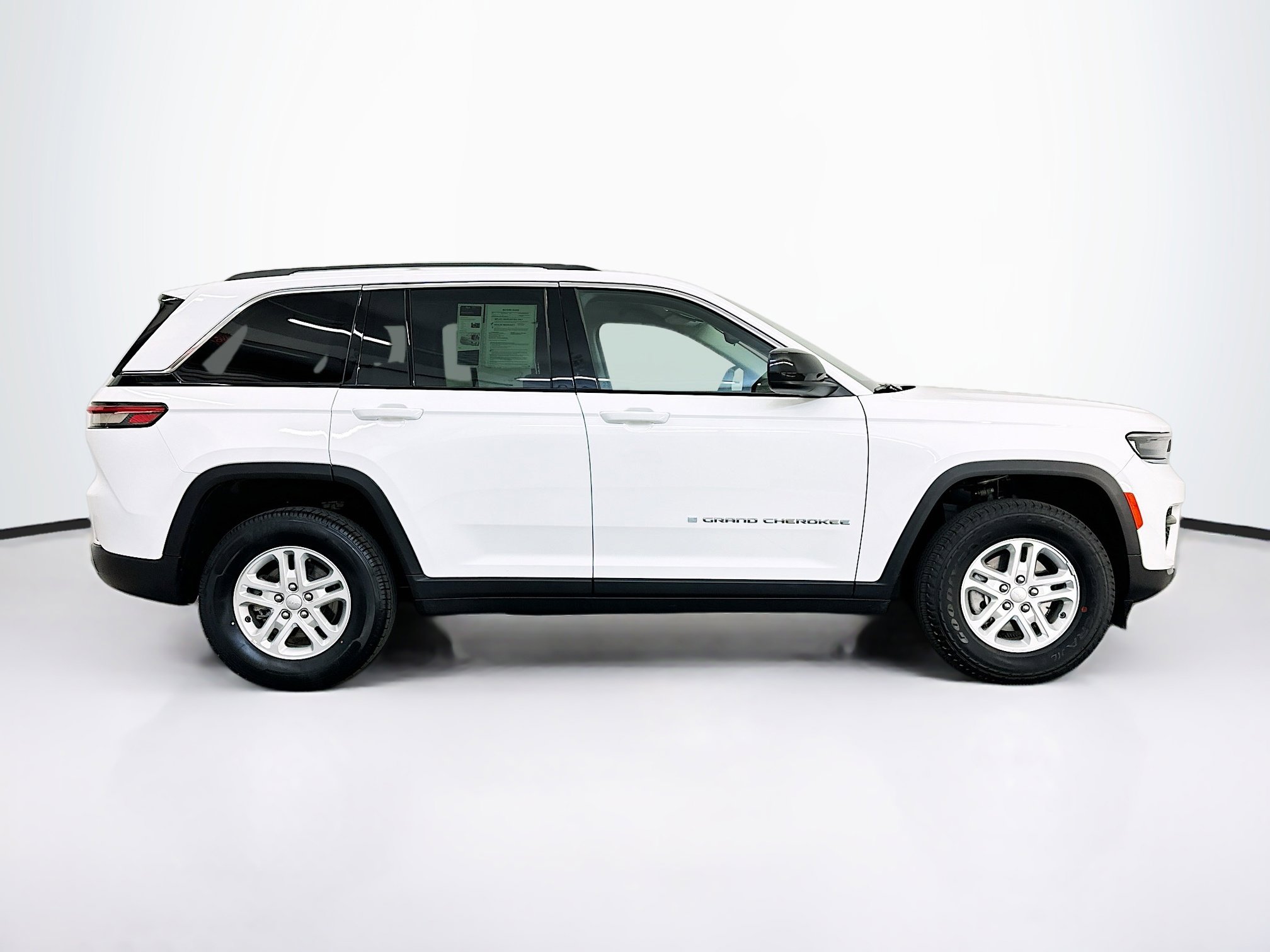 Used 2023 Jeep Grand Cherokee Laredo AWD/4WD image 10