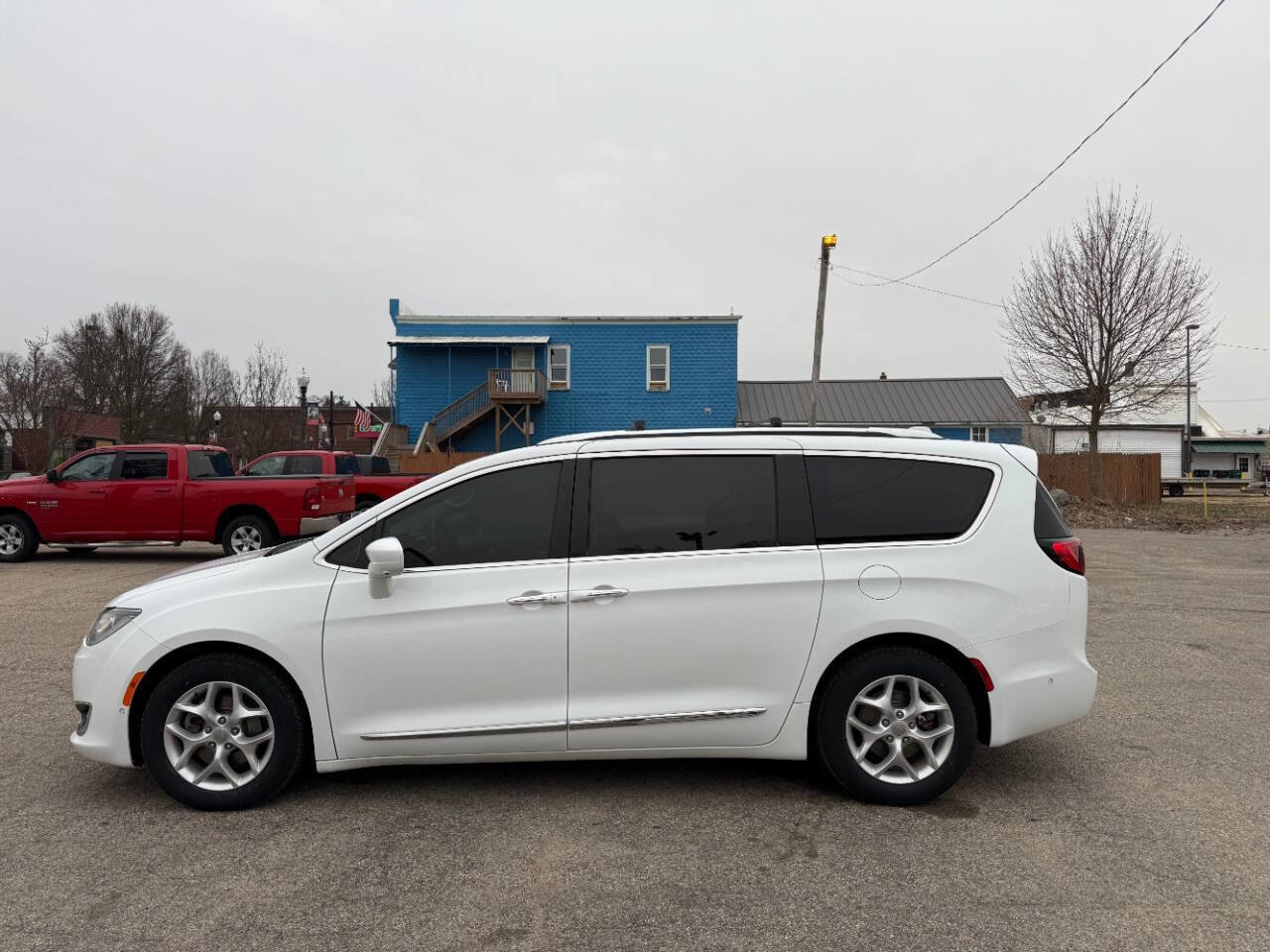 Used 2017 Chrysler Pacifica Touring-L Plus w/ Advanced Safetytec Group FWD image 2