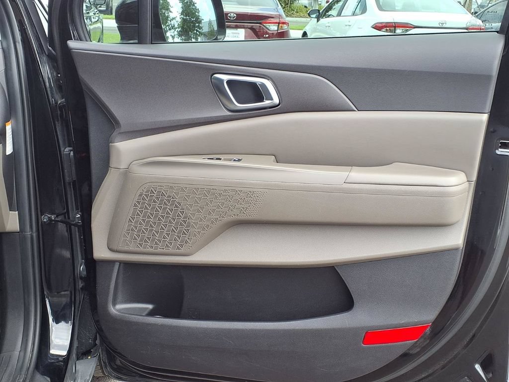 Used 2025 Kia Carnival EX FWD image 13