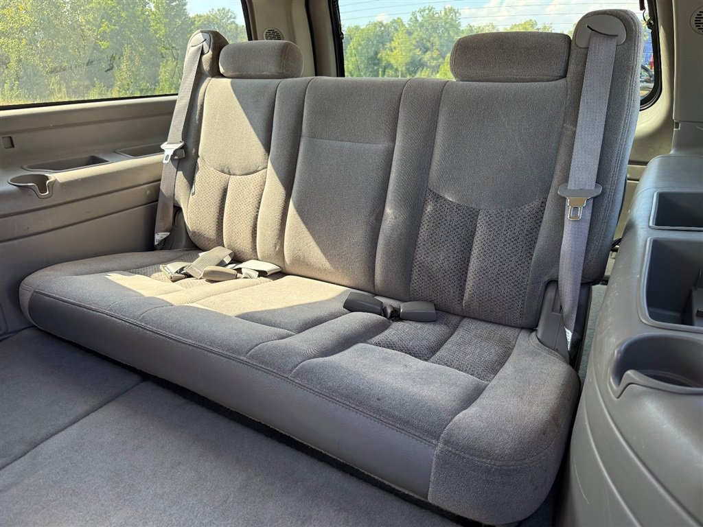 Used 2004 Chevrolet Suburban LS RWD image 25