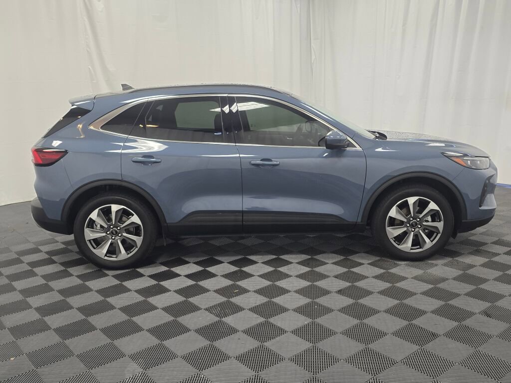 Used 2025 Ford Escape Platinum w/ Premium Technology Package image 7