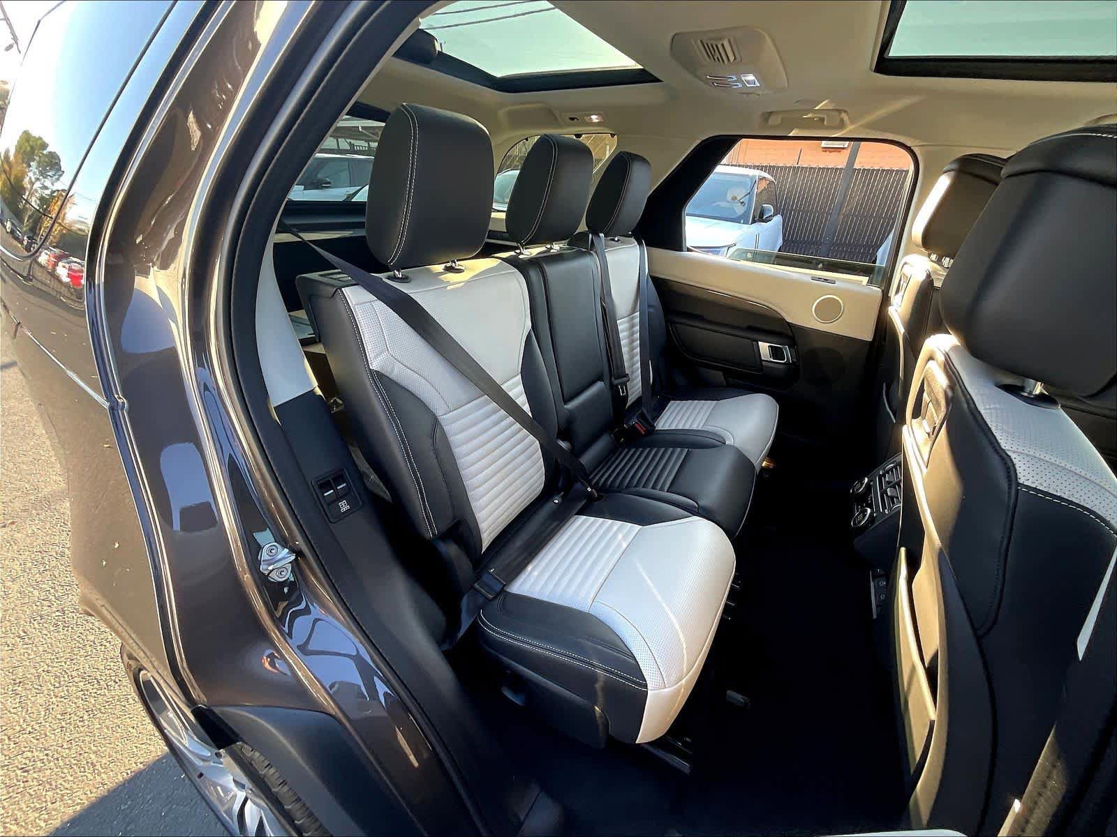 New 2025 Land Rover Discovery Metropolitan Edition AWD/4WD image 27