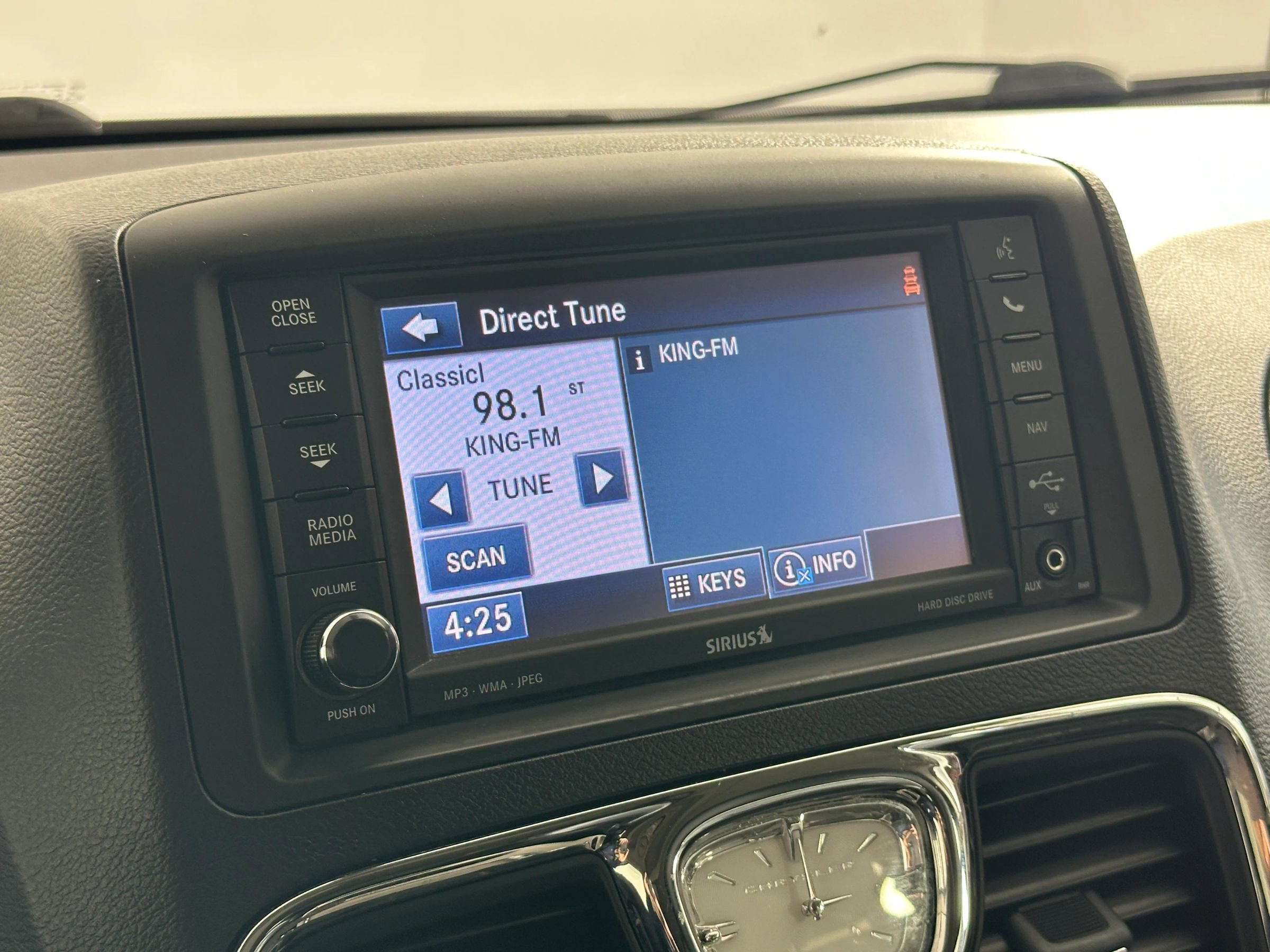 Used 2012 Chrysler Town & Country Touring-L w/ Premium Group FWD image 43