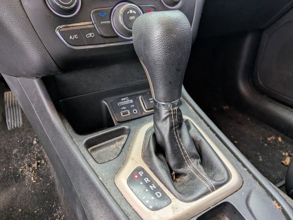 Used 2016 Jeep Cherokee Latitude w/ Cold Weather Group image 32