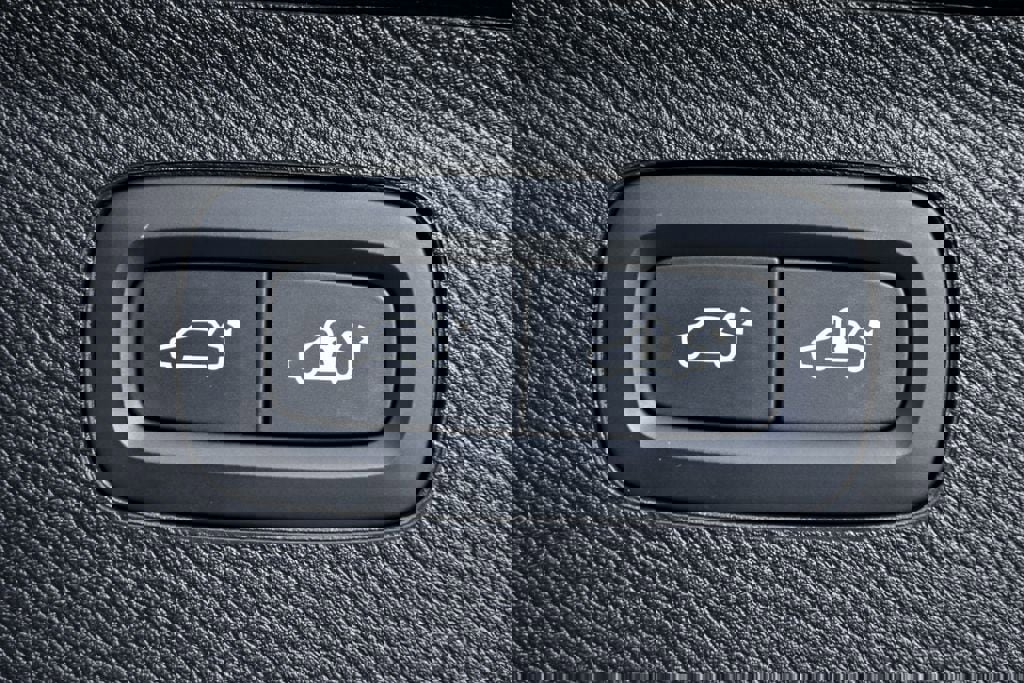 Certified 2025 Volvo XC90 B5 Core w/ Climate Package image 33