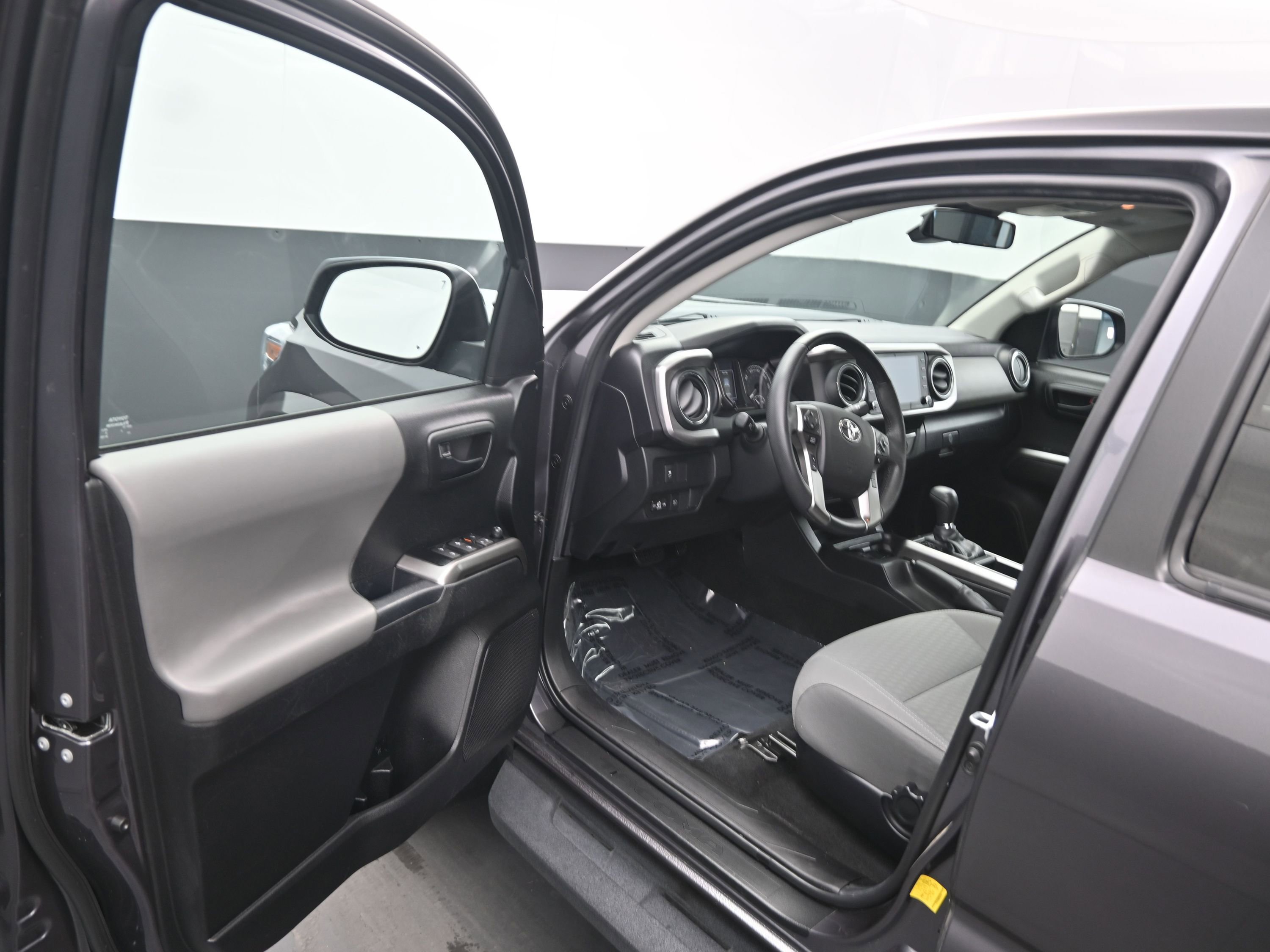 Used 2022 Toyota Tacoma SR5 w/ SR5 Appearance Package (SM) image 16