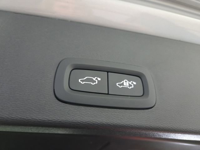 Used 2023 Volvo XC40 Recharge Ultimate image 17