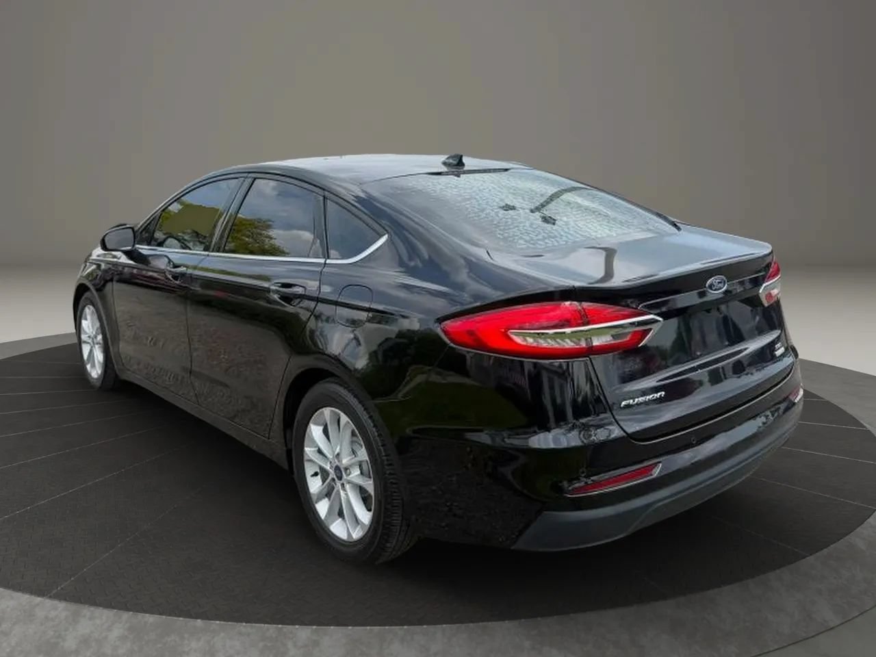 Used 2020 Ford Fusion SE FWD image 6