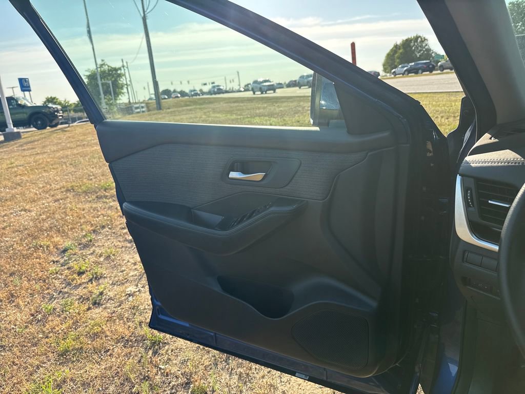 Used 2023 Nissan Rogue SV FWD image 17