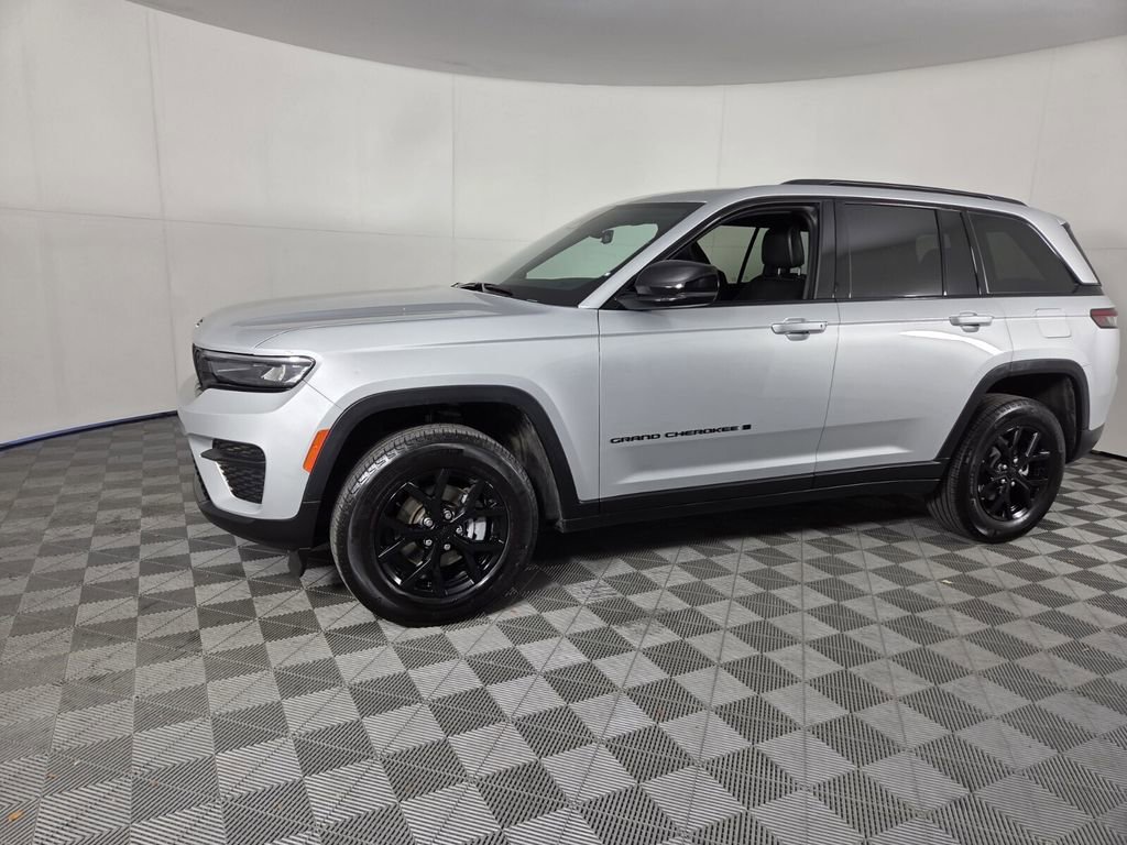 Certified 2025 Jeep Grand Cherokee Altitude image 9